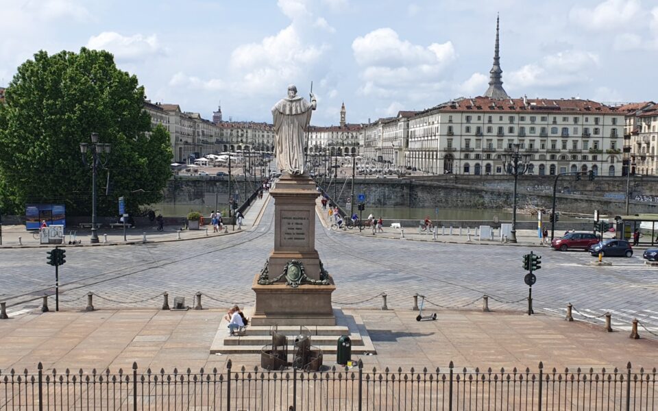 statue